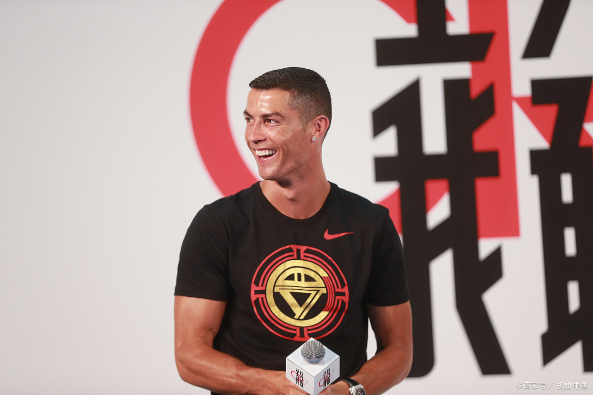 梅西和c罗的足球争霸,梅西和c罗球场相遇