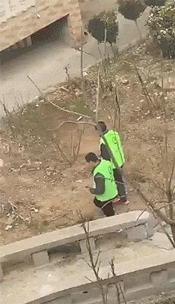 欢乐网图：手机带了但快没电了，又要用也没法充电，那才叫难受呢