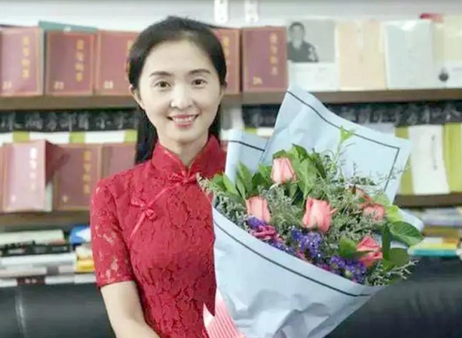 美女校长胡红梅堕落记：凭美貌走上巅峰，成“文字小偷”跌下神坛