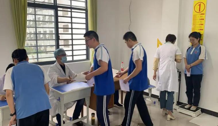 高考体检要求“脱*裤内**”,学生尴尬脸红,往届生:还有更尴尬的呢