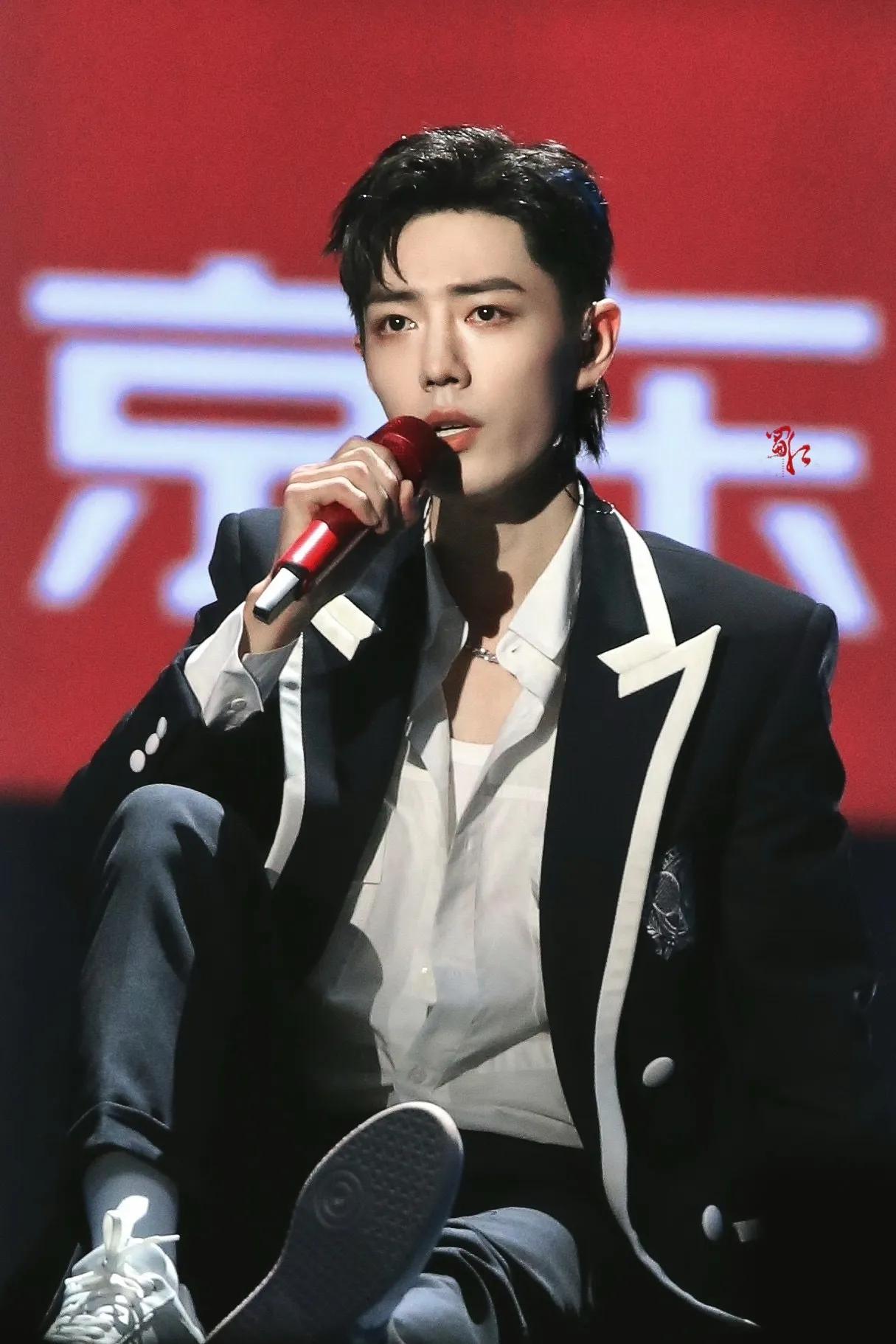 肖战近期活动造型,肖战微博之夜两套造型