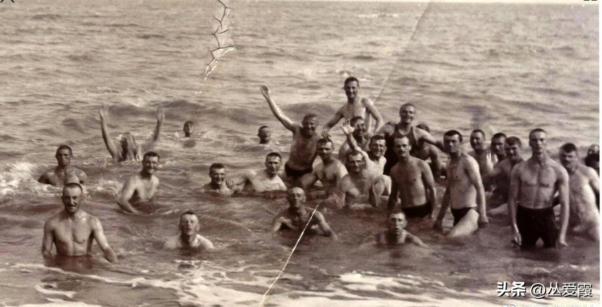 30张老照片展现拉脱维亚利堡妇女儿童被迫*光脱**受辱场景！