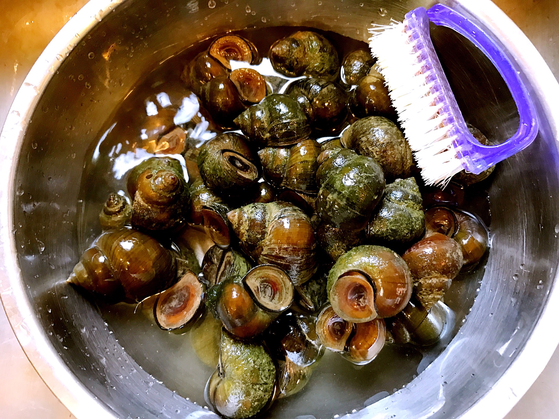 女生吃田螺有什么危害,女孩嗦田螺肿成香肠嘴