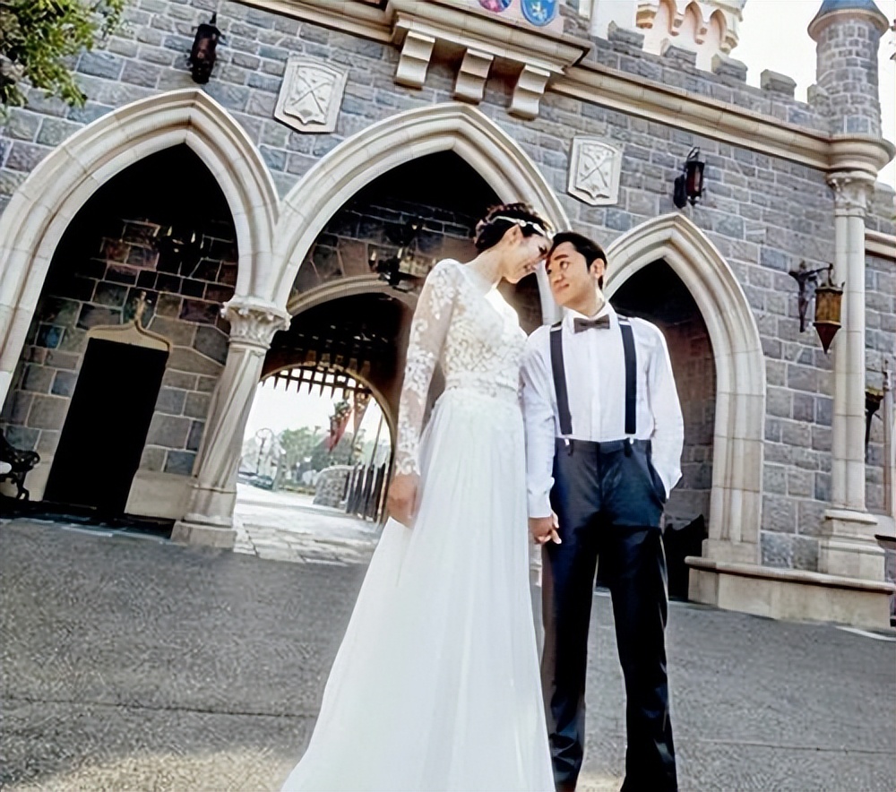 王祖蓝香港千万房子,王祖蓝生日李亚男晒全家福