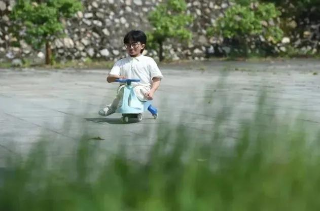 扭扭车少年高考成绩,扭扭车男孩高考成绩