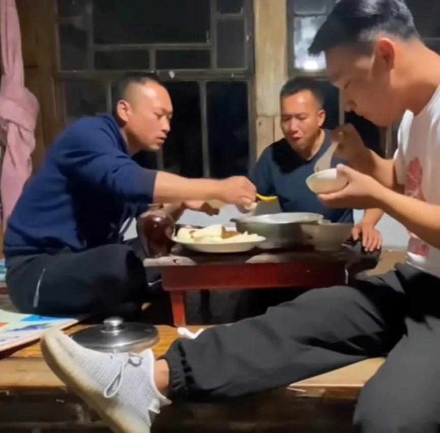 张同学与李子柒视频拍摄对比,李子柒张同学为什么会红