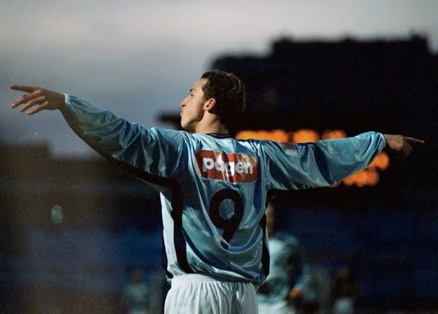 相爱20年不结婚，这对姐弟恋火了！网友：一物降一物，孤狼配悍妇