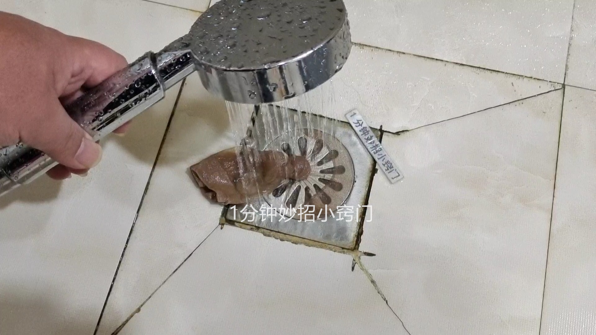 家里套垃圾桶的神奇套法,垃圾桶套袜子小妙招