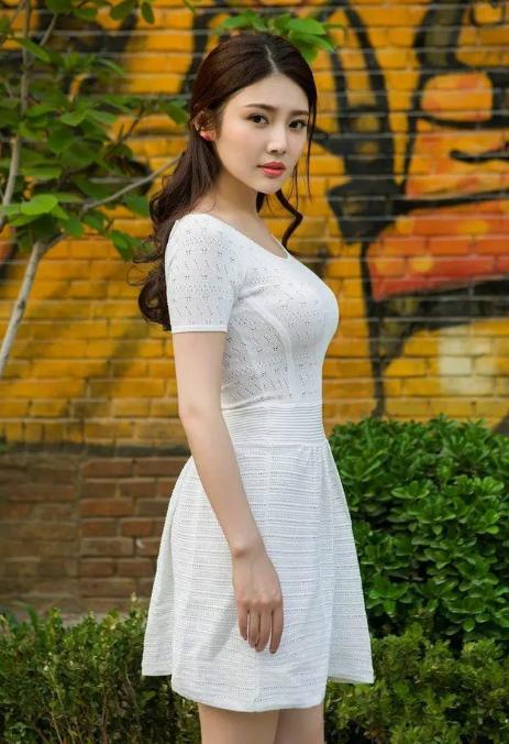 女星珠圆玉润骨瘦如柴,筷子腿排骨胸