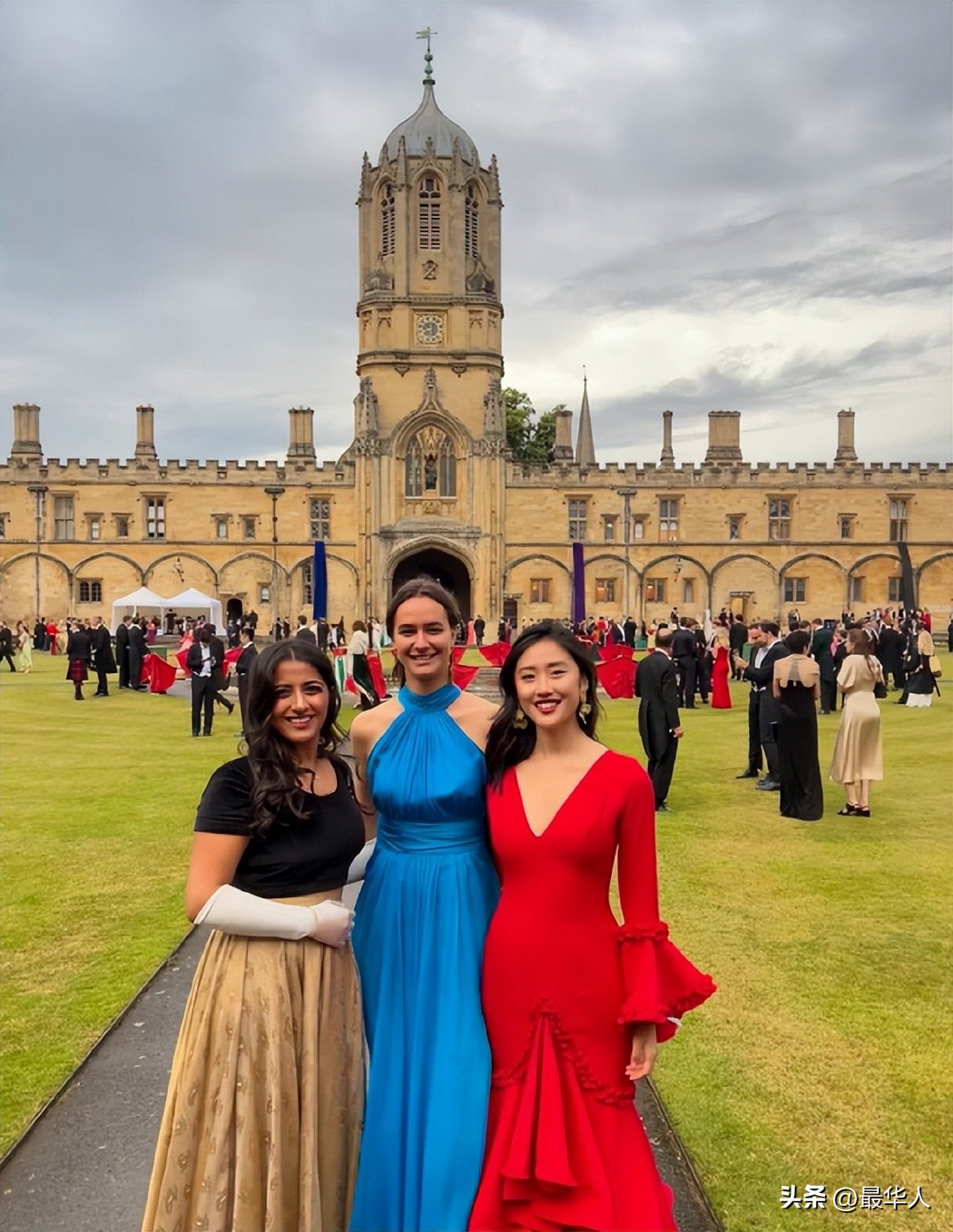 牛津大学首位华裔女生演讲,牛津大学三百年来唯一女辩手