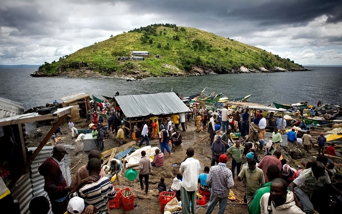 全球最拥挤小岛足球场,半个足球场大小的小岛