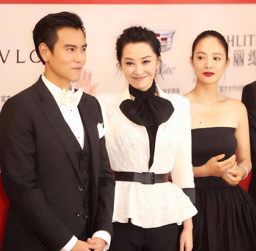 许晴周韵同框图片,姜文周韵许晴走红毯