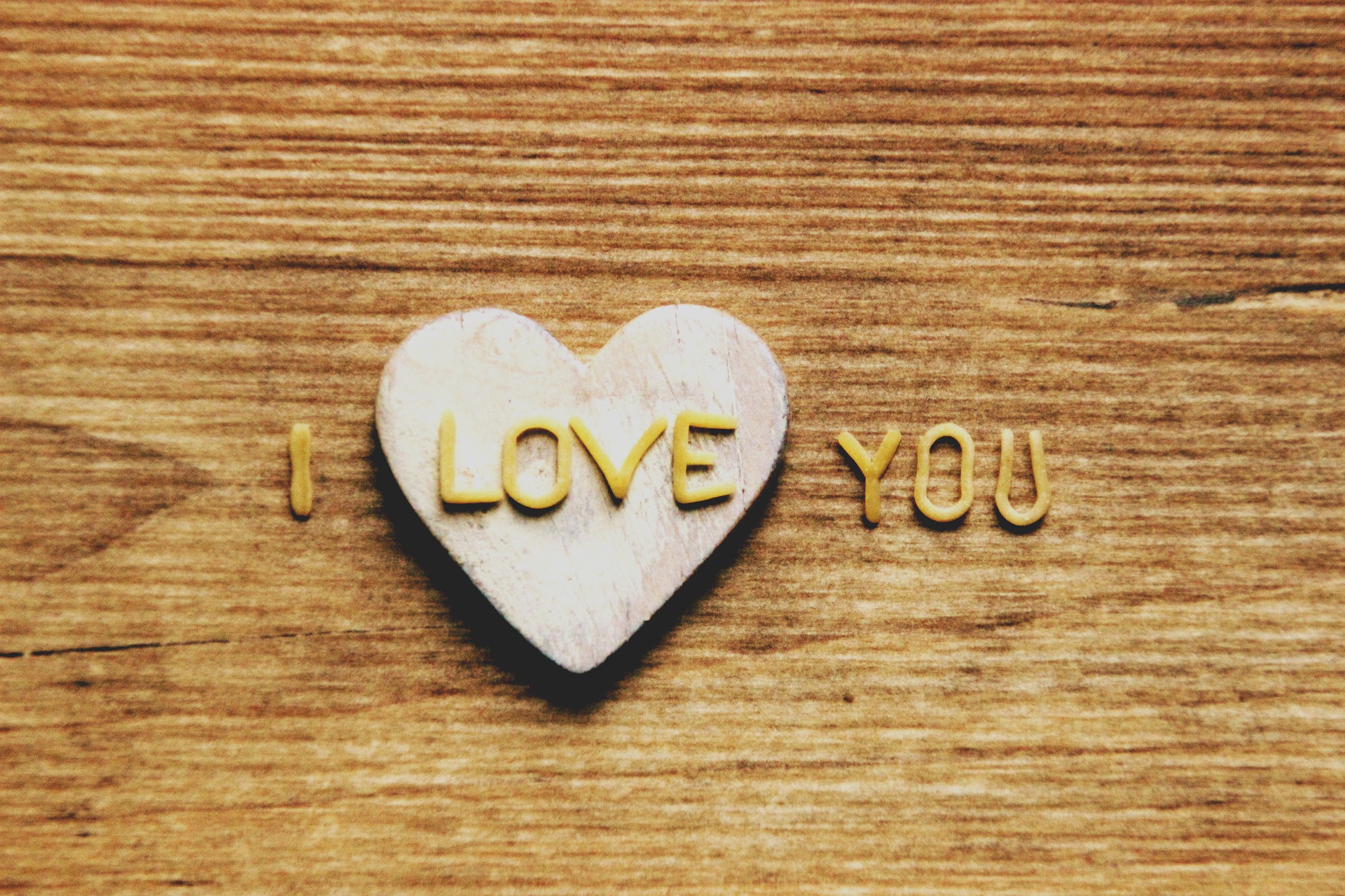 聊天时，如此开场的人，对你动情了