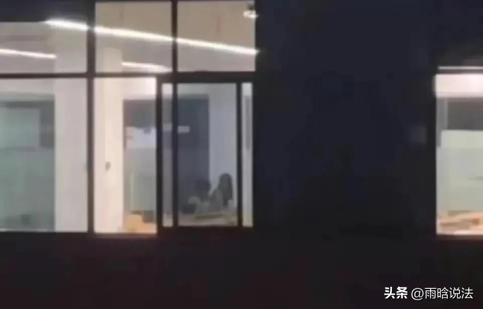 川媒一对情侣晚上在教室开灯“交流”，遭几百名同学围观拍视频