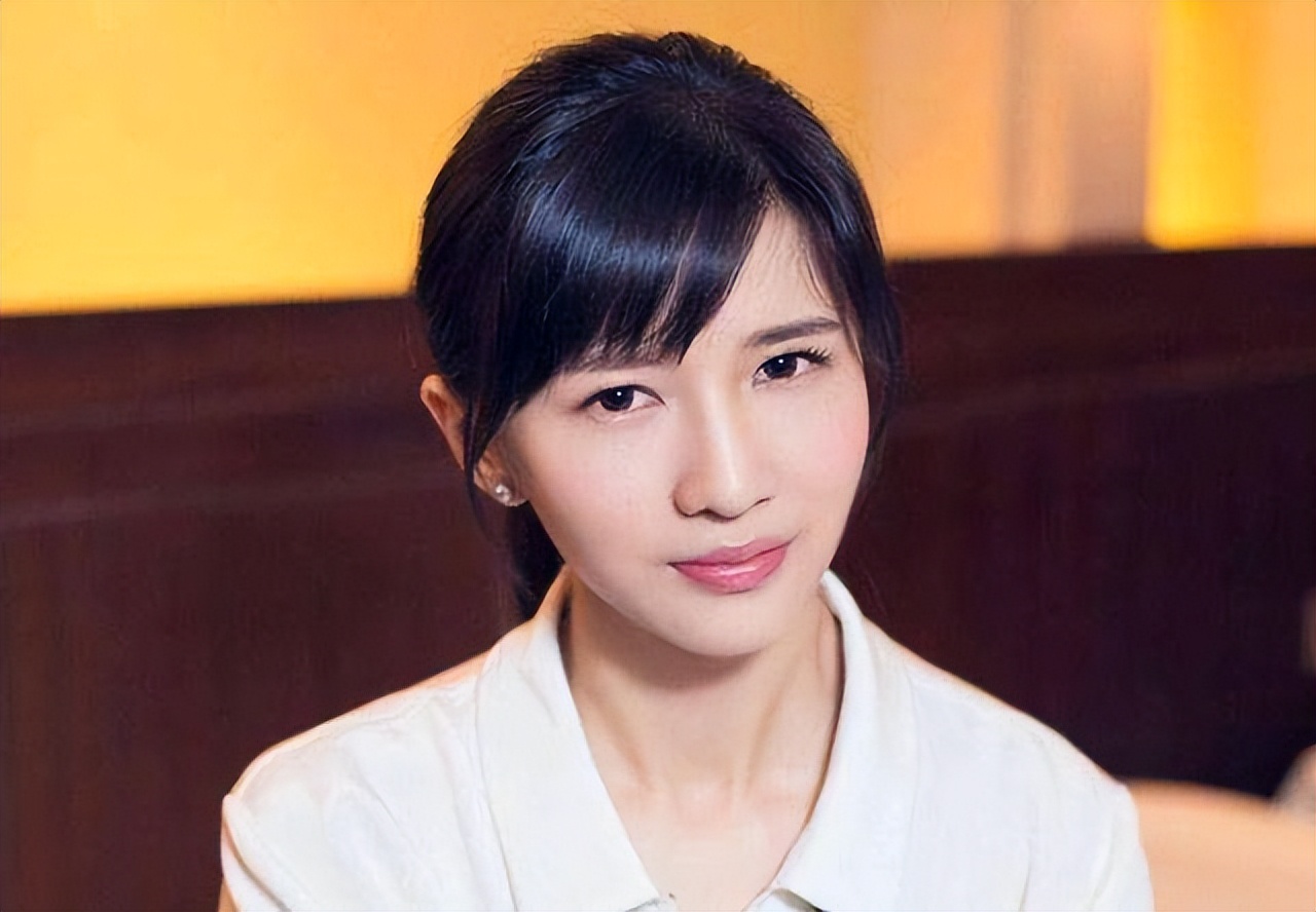 papi酱旗下港风女神,papi酱蓝色战衣