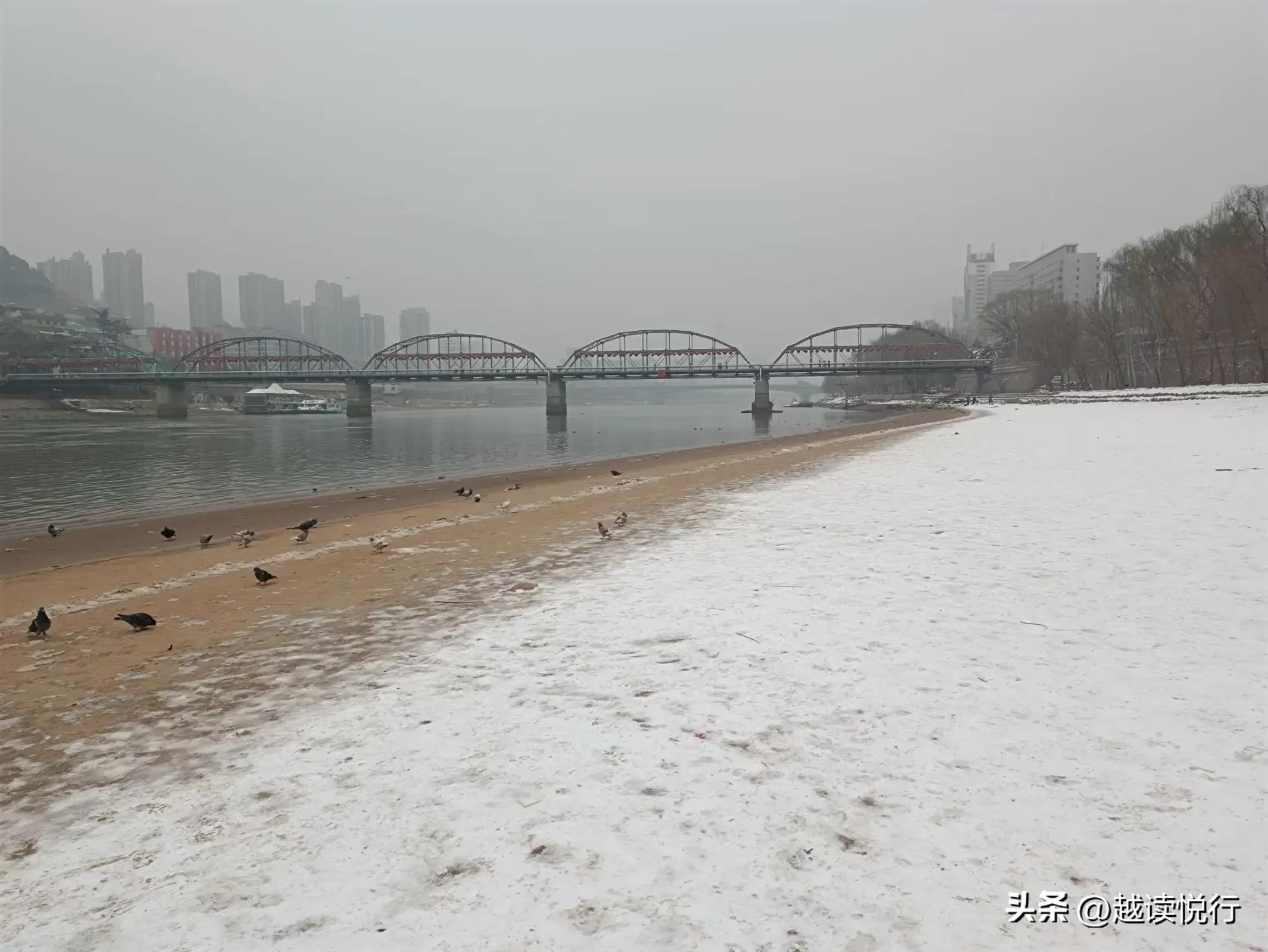 北方春来迟，料峭春寒中，看黄河水暖，白塔山醒！