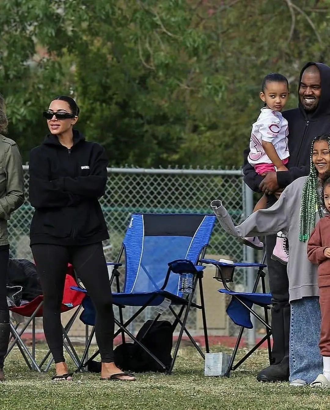 侃爷前妻卡戴珊,侃爷前妻卡戴珊穿搭