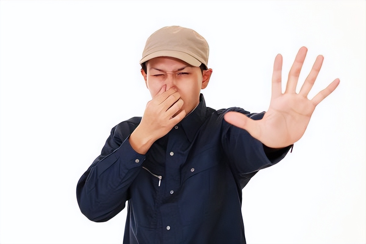身上有异味是大病的前兆,人如果生大病了身上会有异味