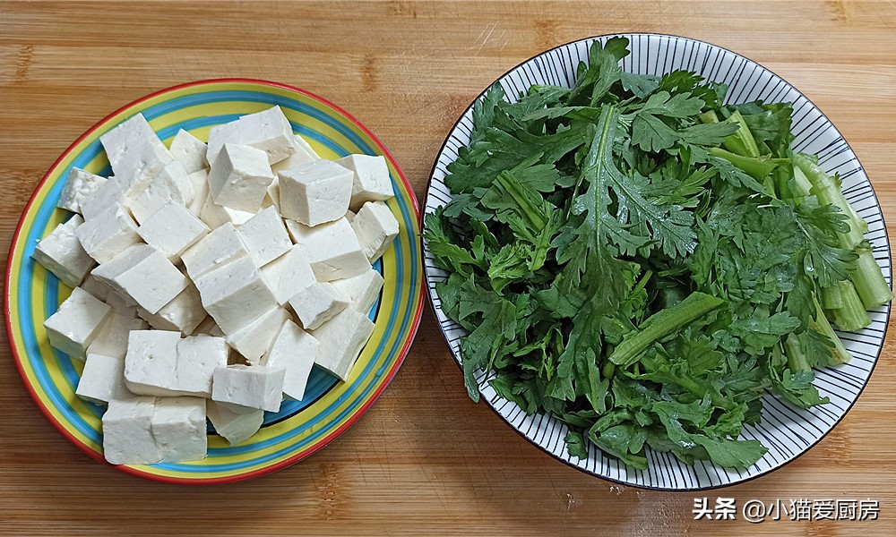 茼蒿豆腐带鱼,茼蒿鱼块炖豆腐的家常做法