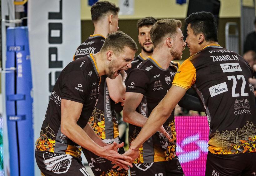 张景胤发球连续得分,张景胤发球挽救第一轮赛点