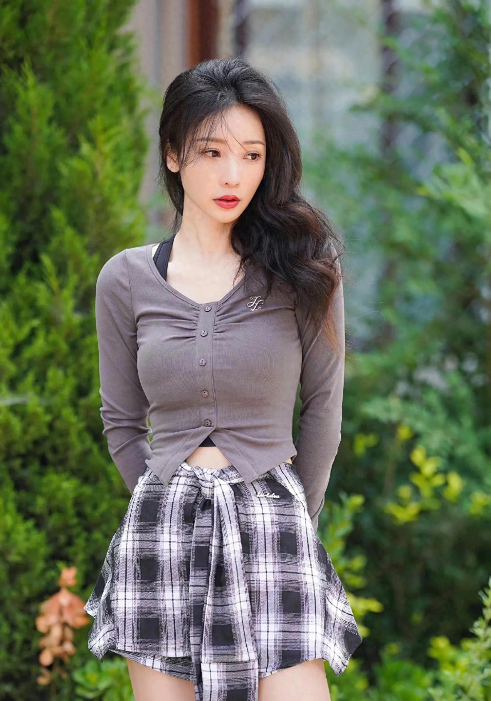 光天化日半露*裤内**、露半球，这几个明星玩转“诱惑”，毫无下限！