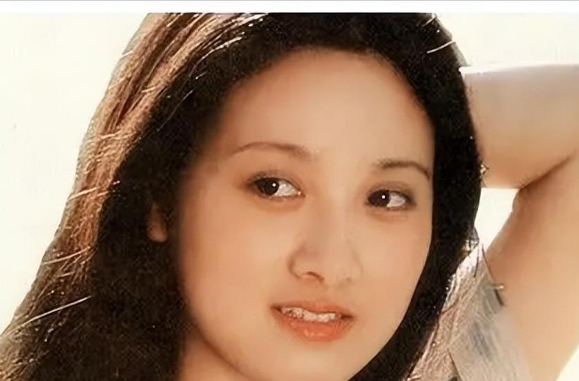 谁都想不到!快到年底了,65岁的邓婕用这样的方式,丢出一对王炸