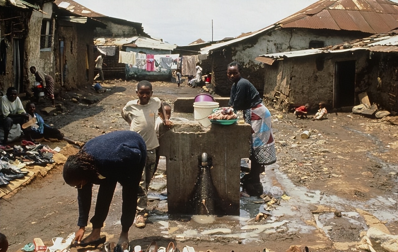 女大学生毕业后被外派非洲，年薪15万，现在无时无刻不想回国