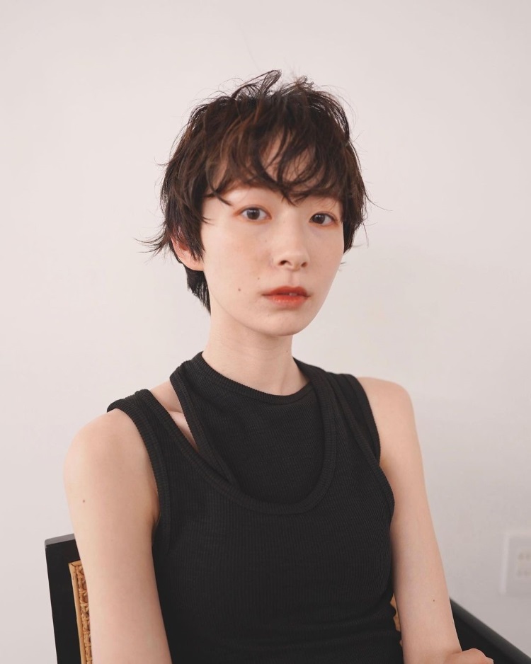 高额头适合什么一次性发型,额头大适合八字刘海还是齐刘海