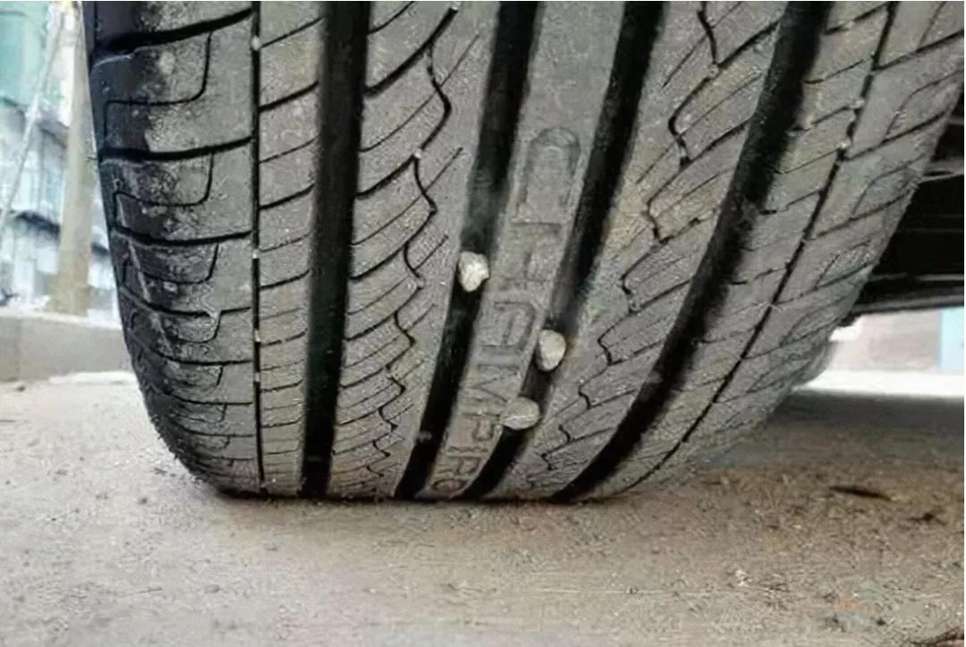 方向盘有轻微抖动怎么回事,方向盘很轻微的抖动是不是正常