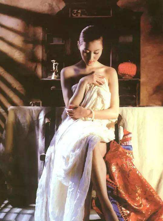 人体模特汤加丽：与丈夫离婚，遭父亲嫌弃，46岁再给父母添心病