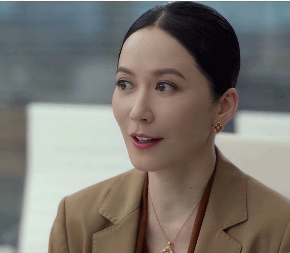 方脸大腮帮适合中分还是三七分,大饼脸中分超级简单又漂亮的发型