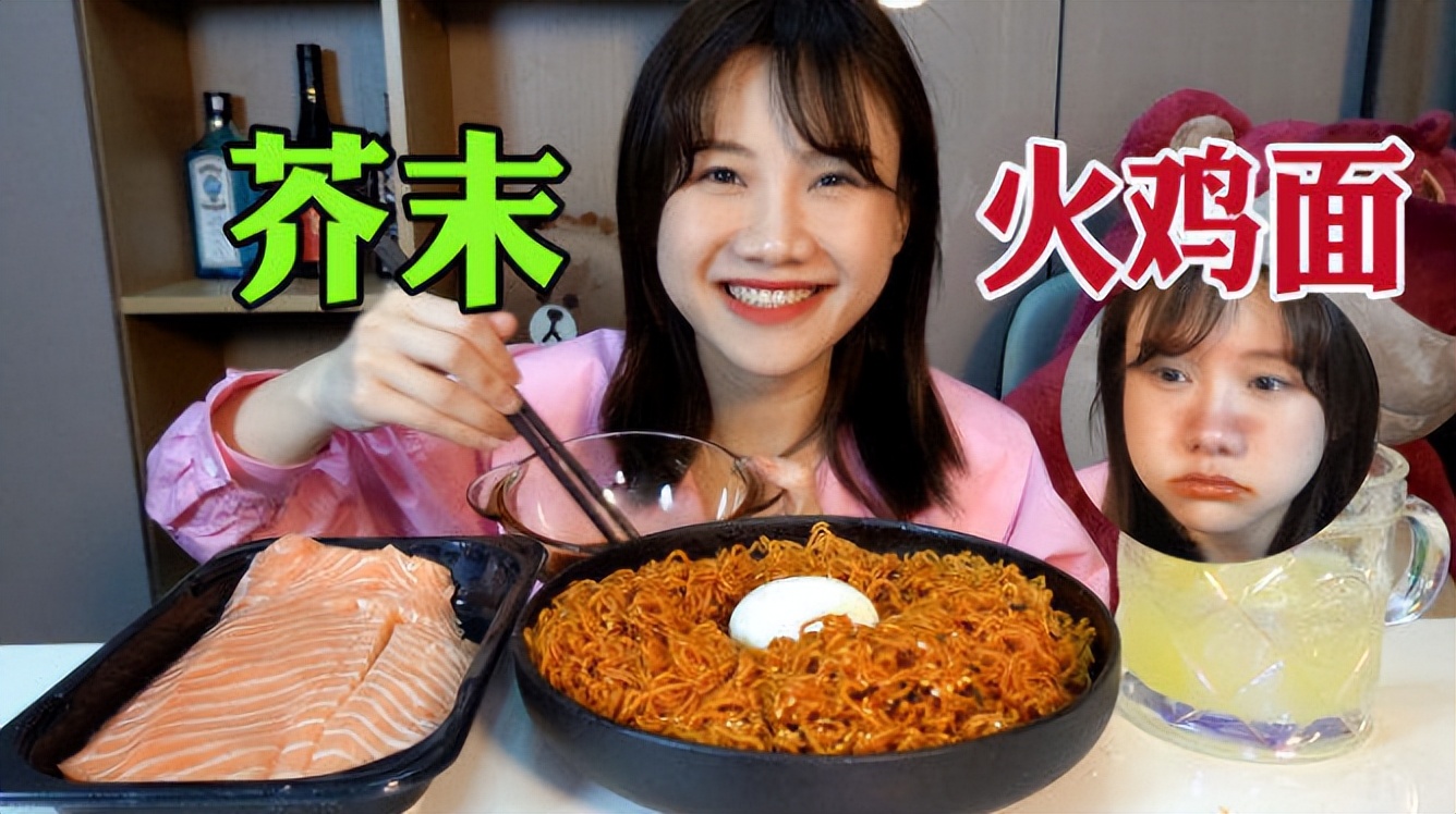 拿海鲜喂鸡、20秒36万进账，网红这一职业，真就“钱”途无量？