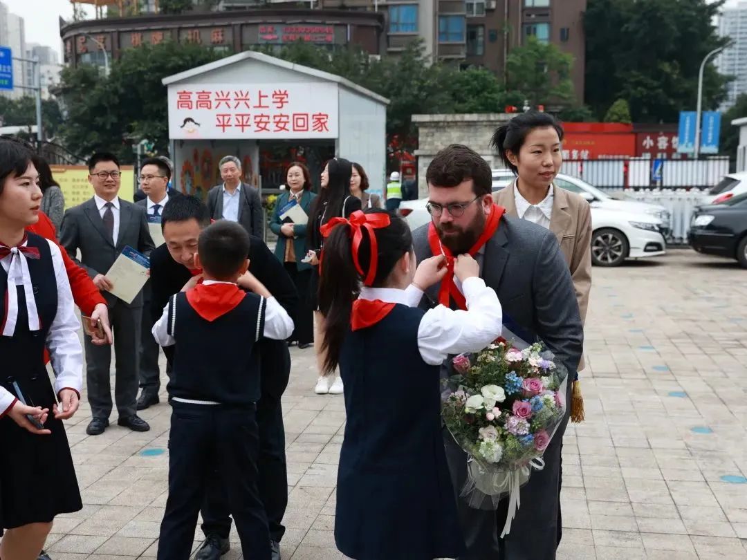 法国欧坦市市长一行来渝交流考察,法国欧坦市市长访问学校