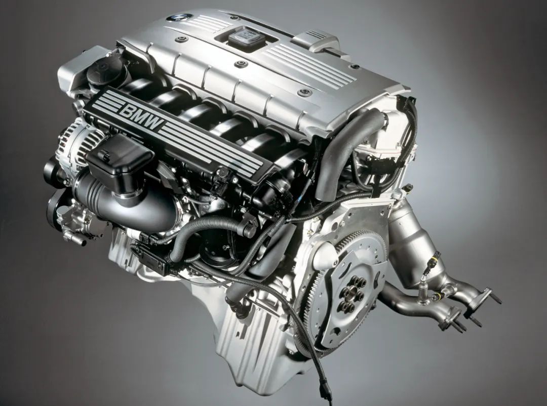 宝马x56缸和4缸的区别,18款宝马x1三缸发动机