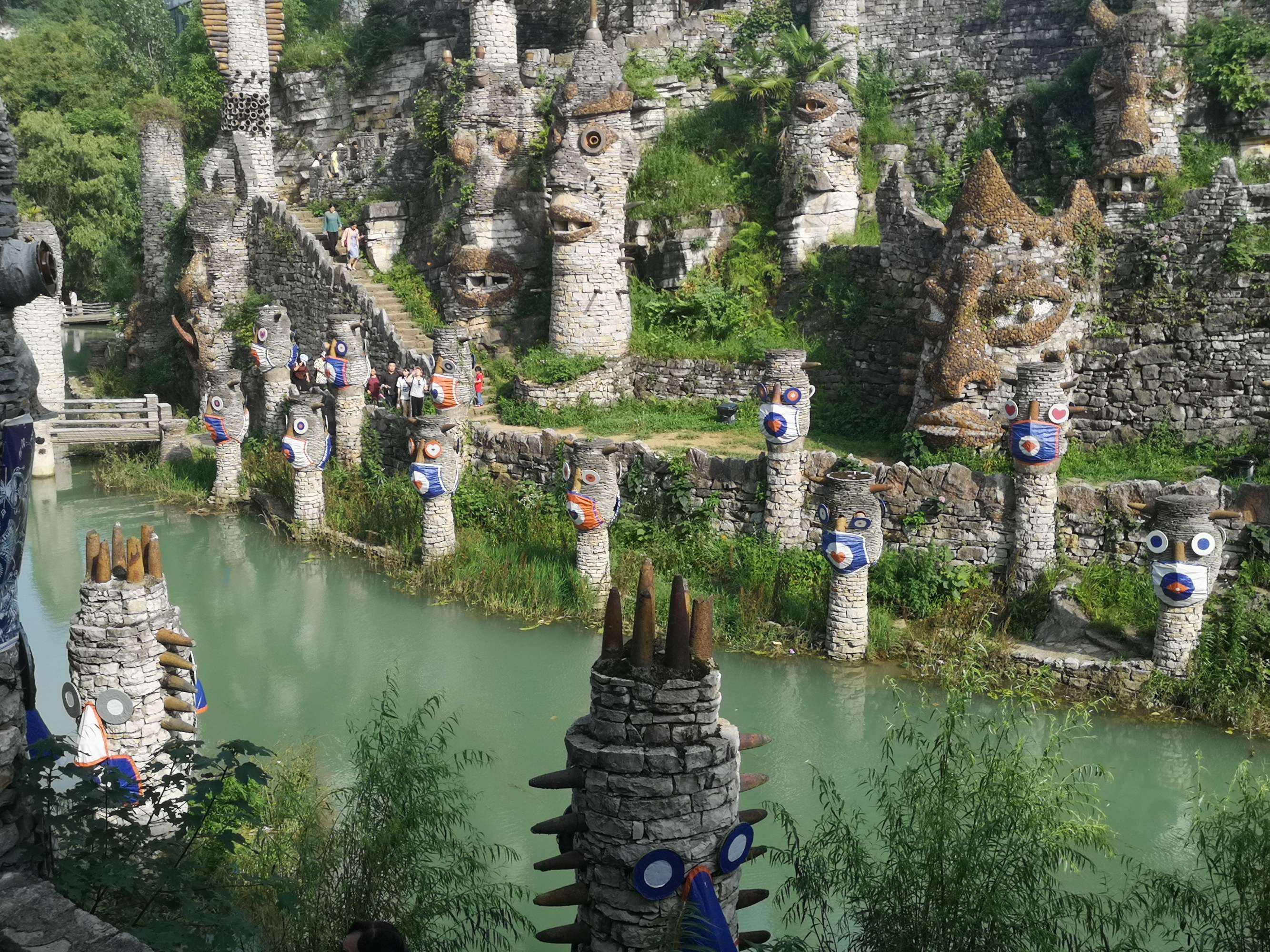 贵州80岁老人隐居深山打造古城,贵州一老人隐居在古堡30年