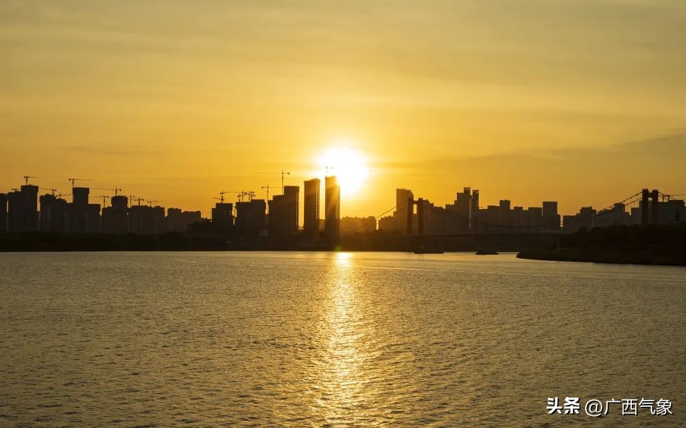 天气预报台风登陆广西,广西气象发布大风黄色预警