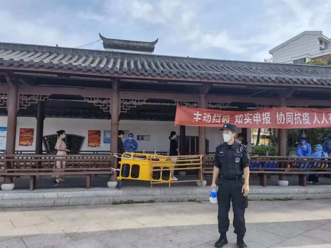 疫情当前警察不退坚守战疫一线,疫情不退警察不退用行动守护群众