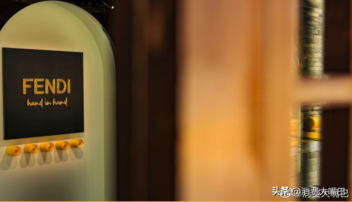 动辄上万的FENDI，联名喜茶卖19块钱特调？免费周边断货，咸鱼卖150元