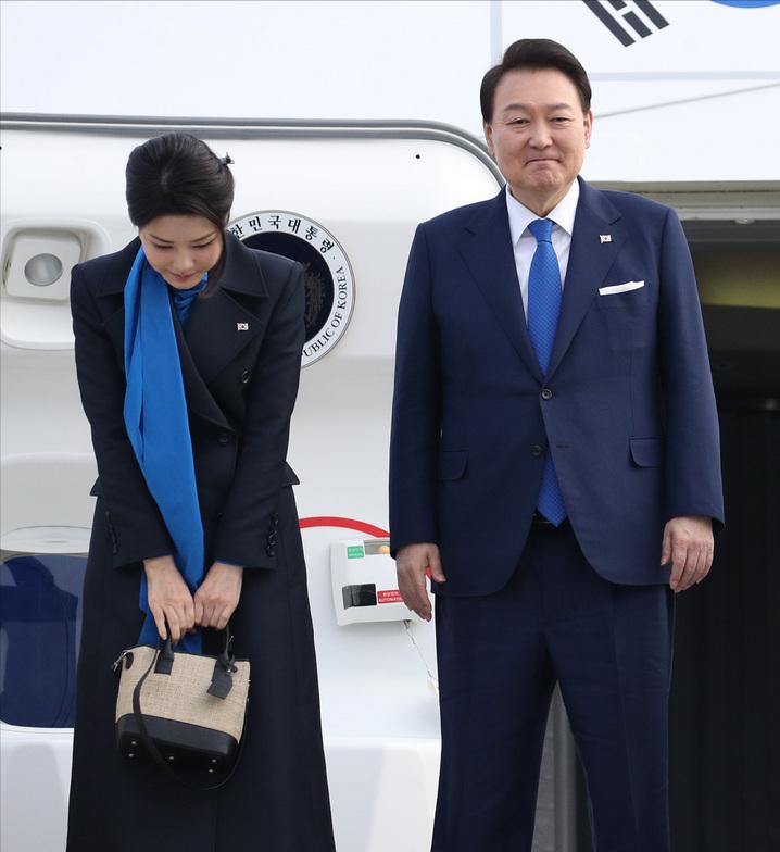 韩第一夫人穿军装,韩第一夫人着装