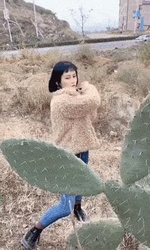 “姑娘，你知道衣服上的字是什么意思吗？”哈哈哈自信的姑娘最美