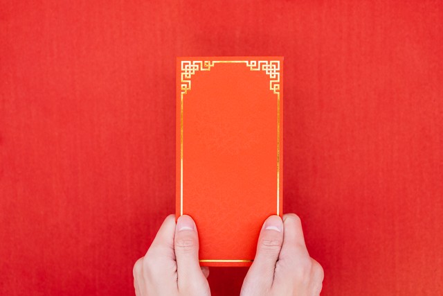 放假回家我给未见过面的侄子一千，弟媳妇嫌少，母亲：把钱收起来