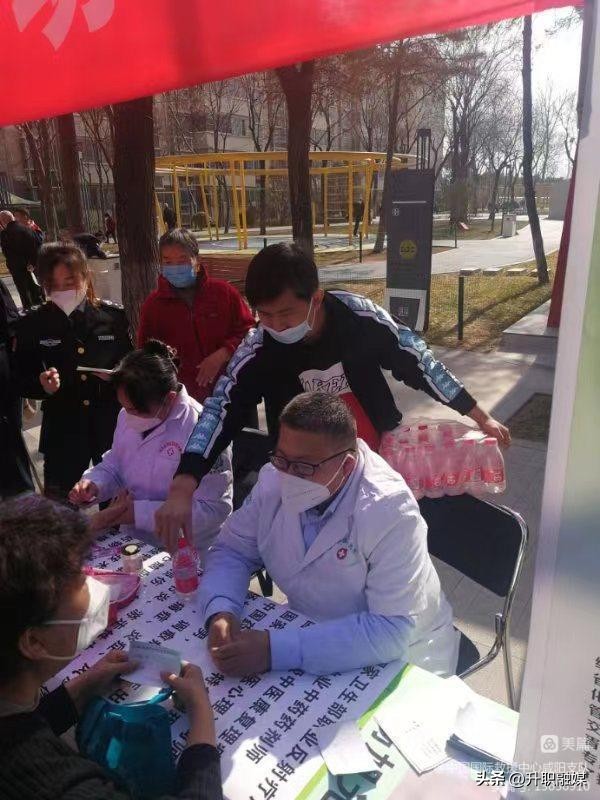 学习雷锋医心为民