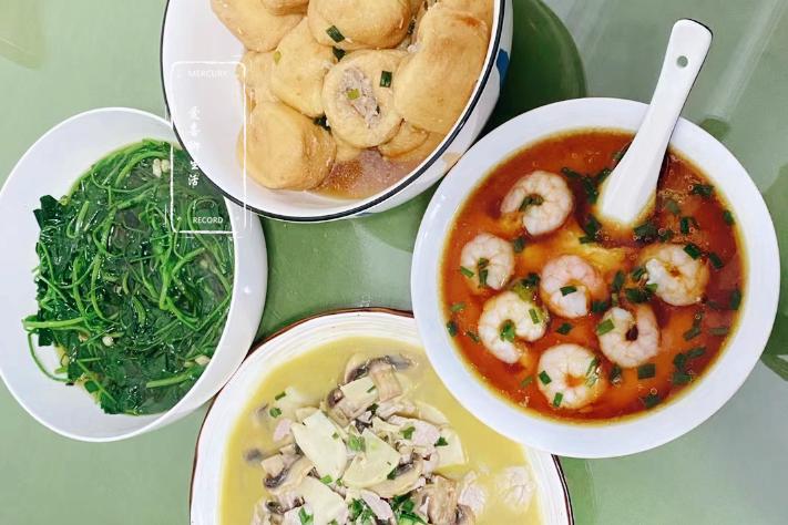 江苏女子在家照顾小洋人女儿，看到她做的4个菜，老公气得想揍人