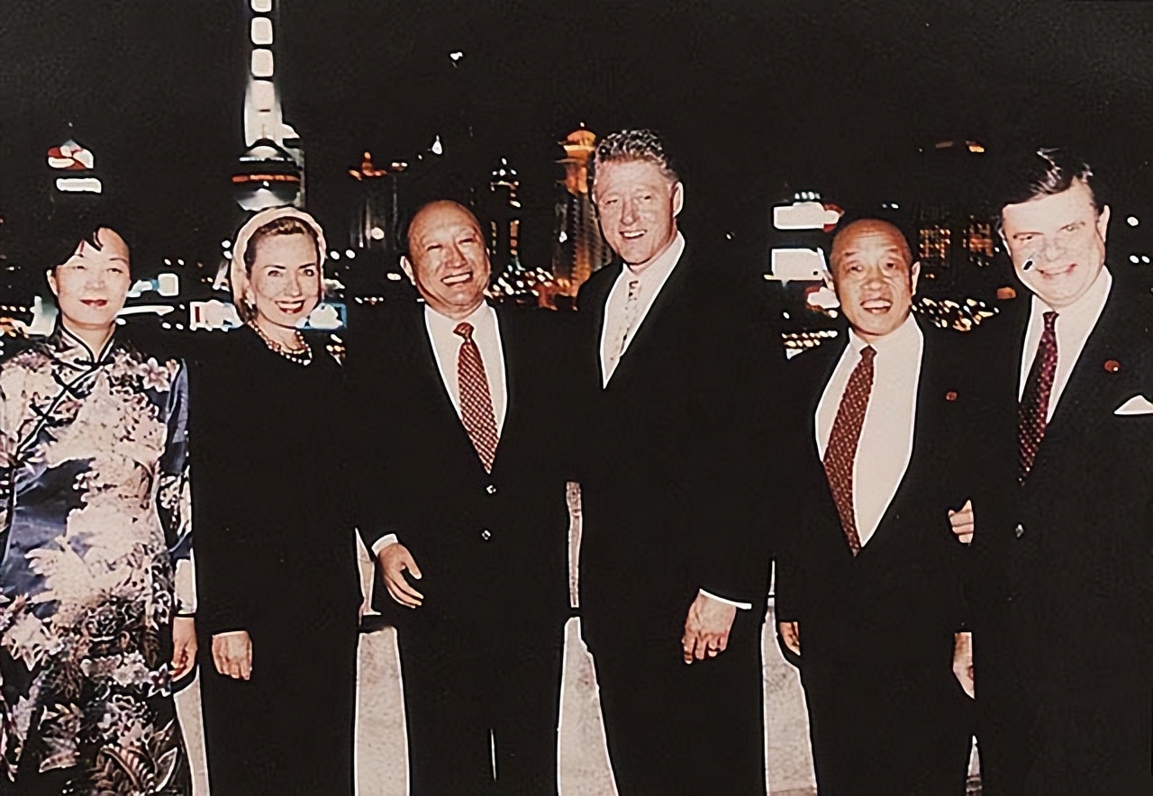 1998年*万年张**访美，美国陆军司令一把将其抱住大喊：可算抓到你了