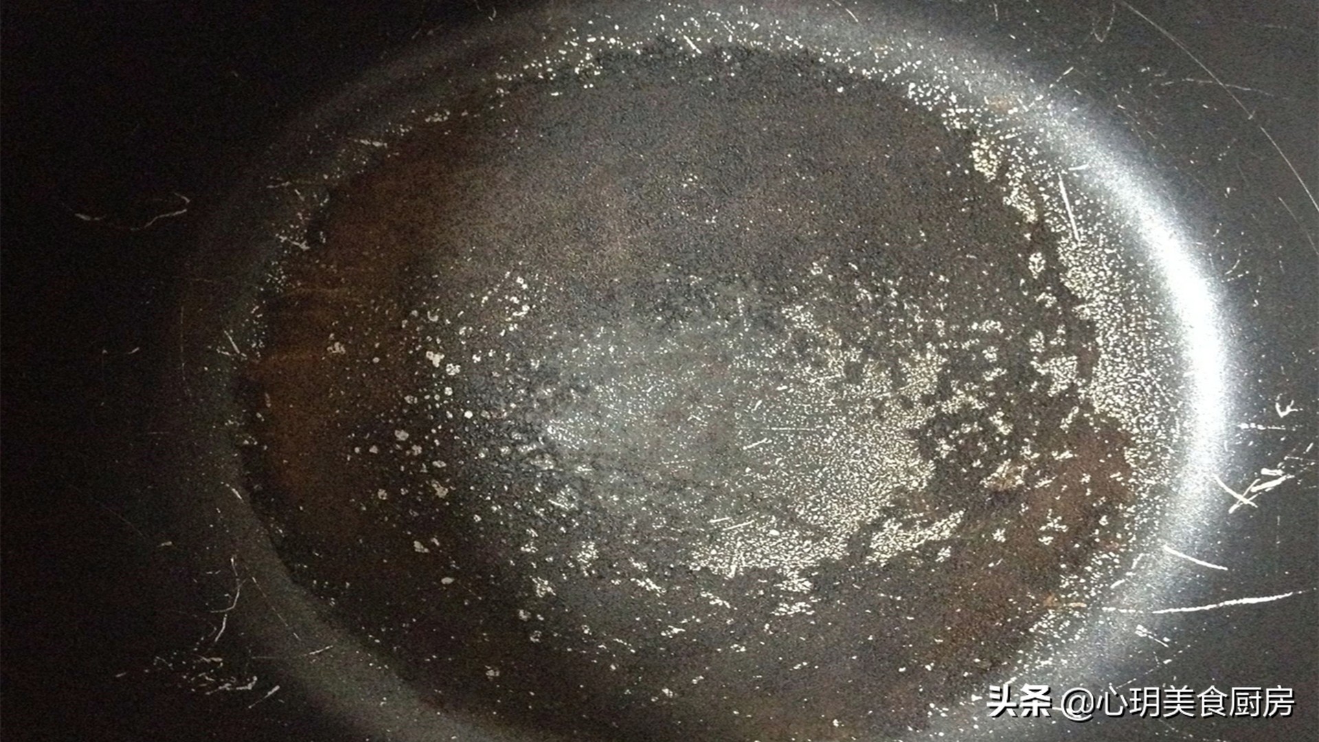 不粘锅是涂层有毒还是里面的有毒,不粘锅内胆涂层完整有毒吗