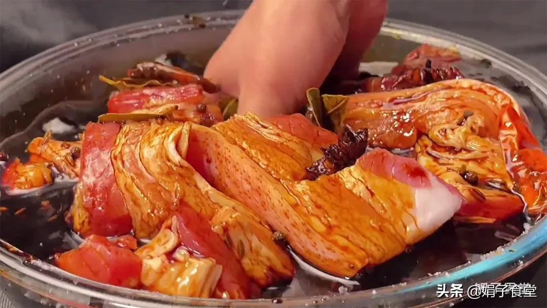 猪肉放在酱油里泡两天怎么做好吃,猪肉泡酱油的正确方法