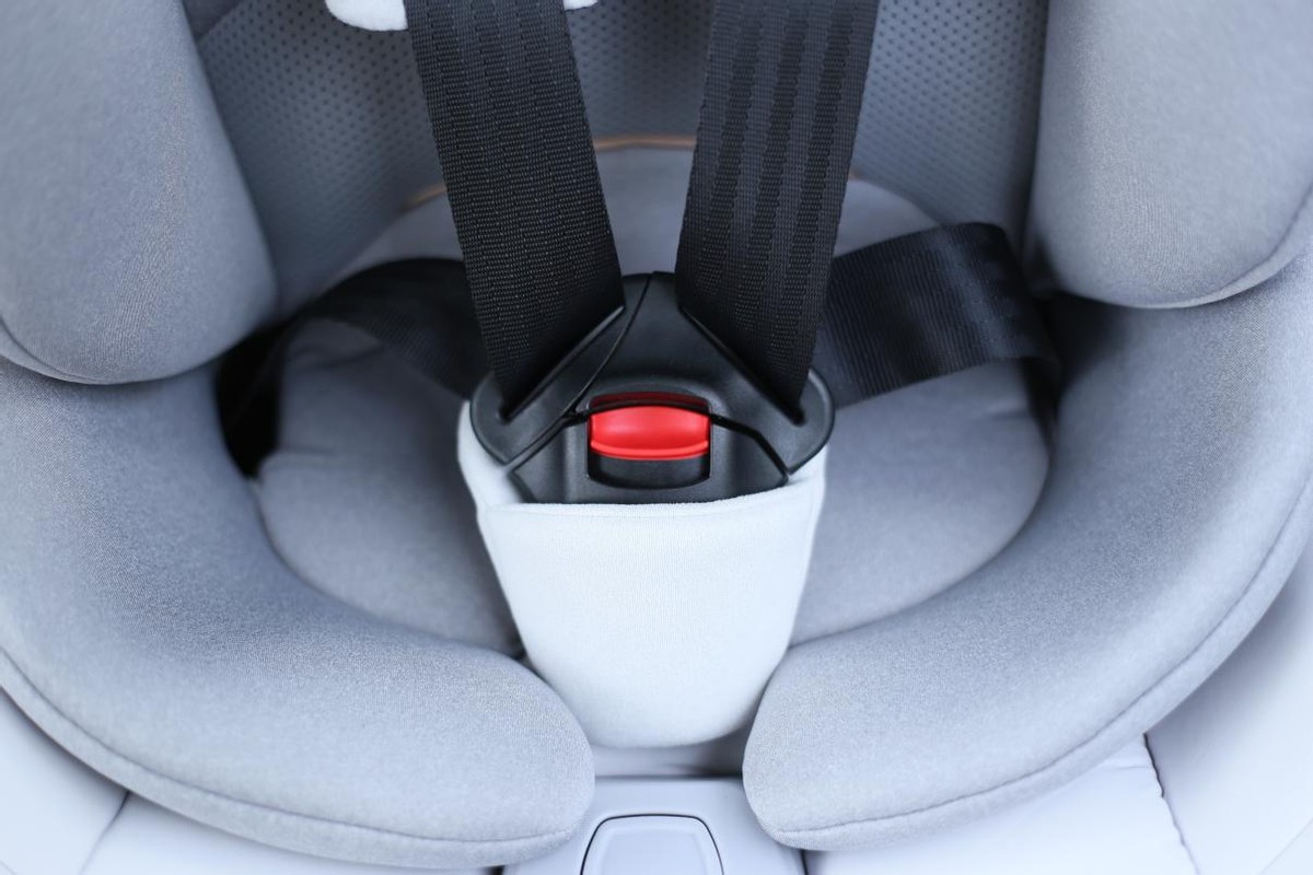 二胎两个孩子如何装安全座椅,怎样挑选儿童汽车安全座椅呢