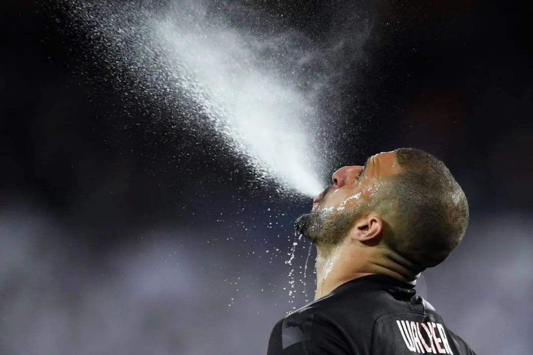 球员随地吐痰,球员为什么在球场上吐痰