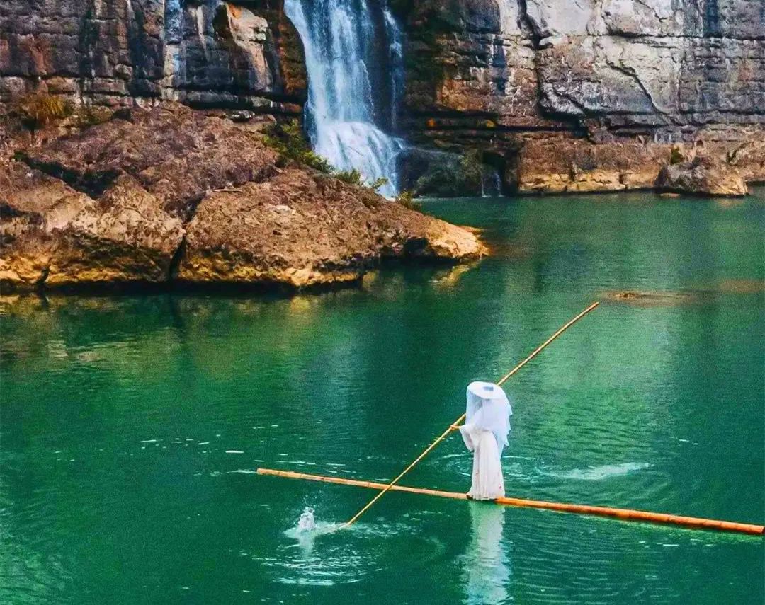 贵州女孩轻功水上漂,贵州女孩练水上漂
