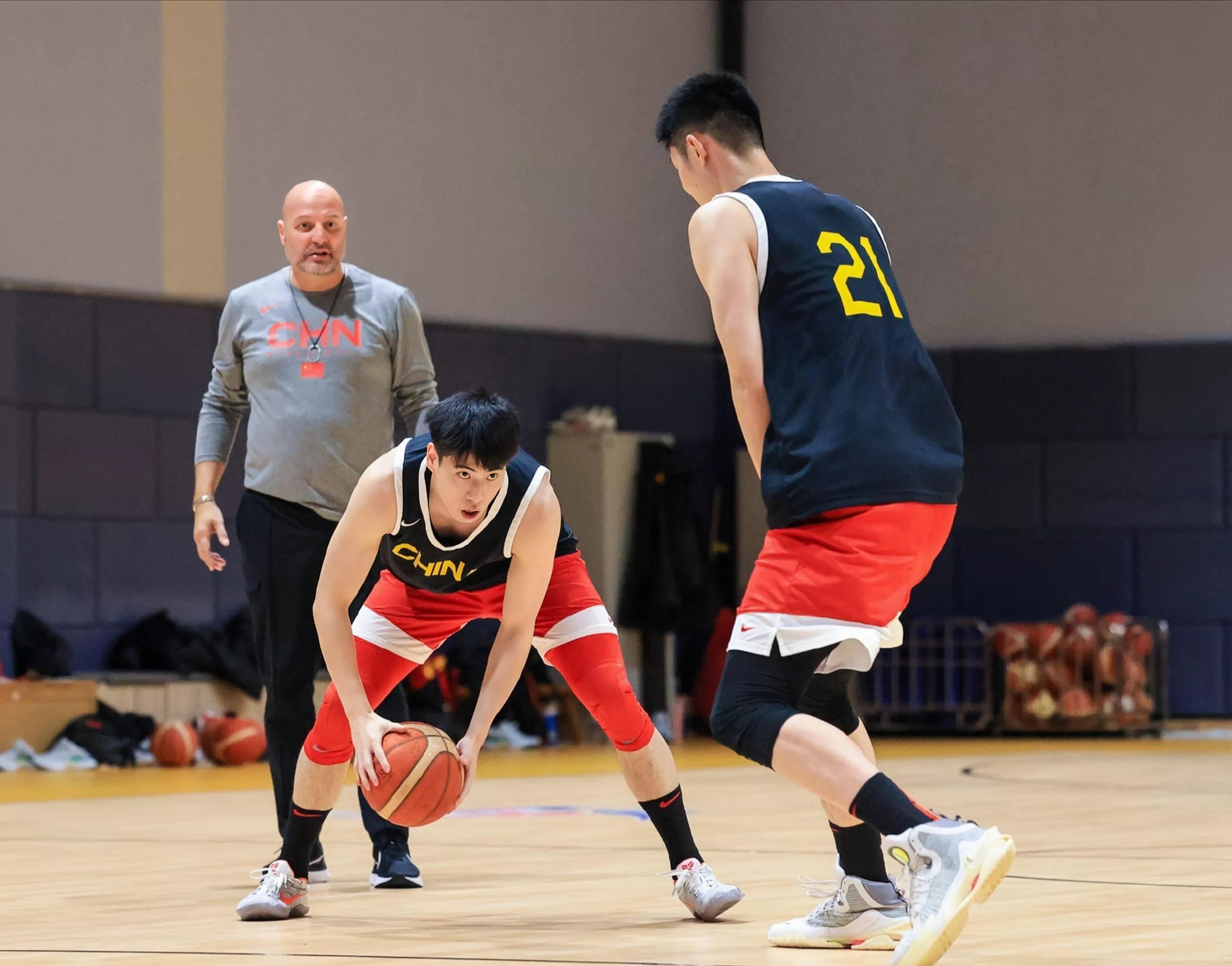 男篮下次集训至少30人，林葳张宁等新人有戏，孙铭徽等人有望回归